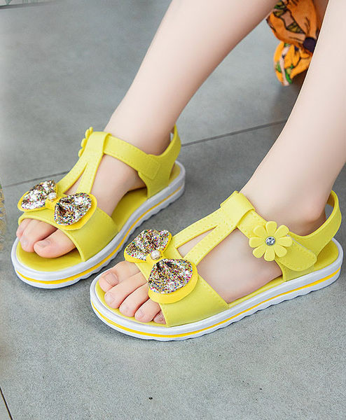 Gyermek szandál szalaggal és virággal