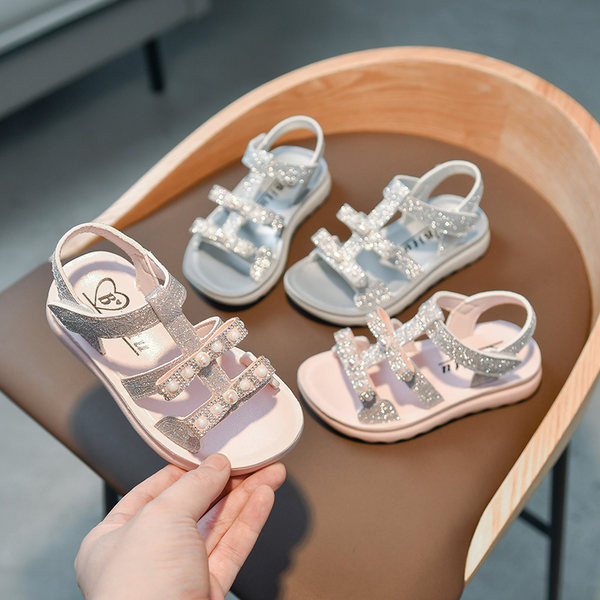 Sandale pentru fete cu efect strălucitor și perle