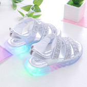 Sandale pentru fete cu bretele strălucitoare și talpă strălucitoare