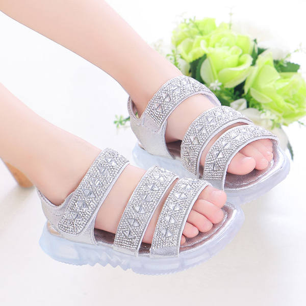 Sandale pentru fete cu bretele strălucitoare și talpă strălucitoare