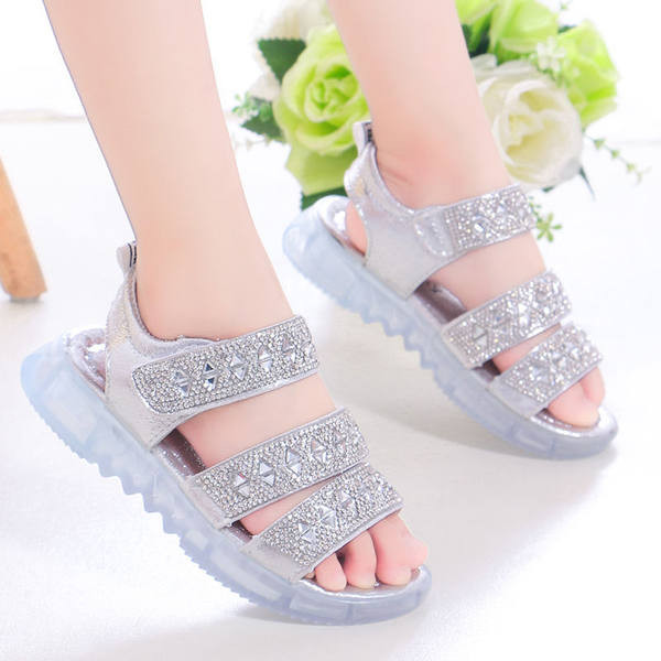 Sandale pentru fete cu bretele strălucitoare și talpă strălucitoare