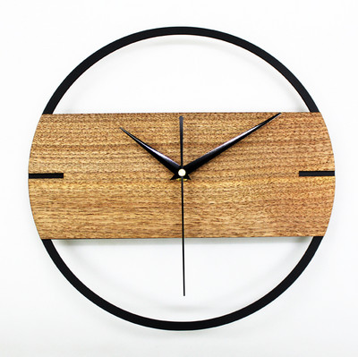Модерен стенен часовник в кръгла форма и дървен детайл