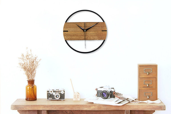Ceas de perete modern în formă rotundă și detaliu din lemn