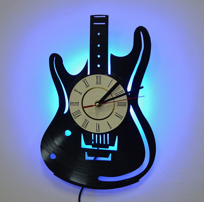 Μοντέρνο ρολόι σε σχήμα κιθάρας