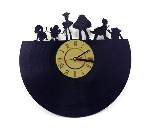 Okrugli zidni vinilni sat s raznim elementima