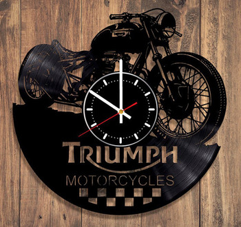 Актуален стенен винилов часовник с мотор и надпис Triumph