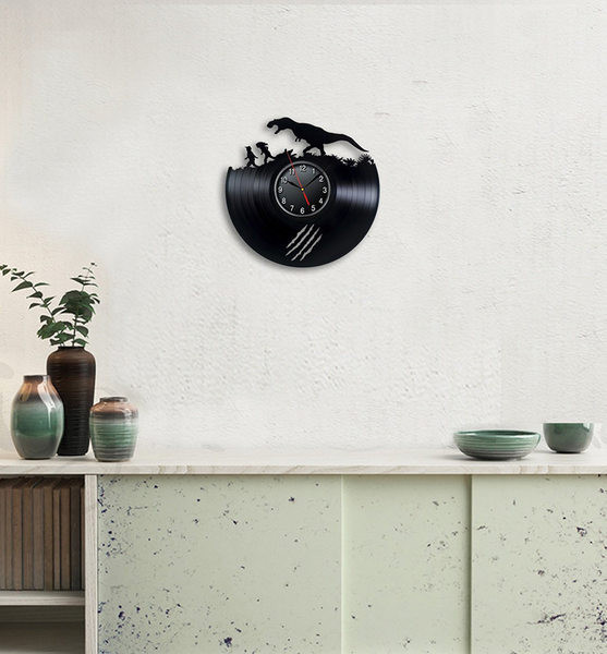 Ceas de vinil la zi pentru un perete rotund cu un dinozaur