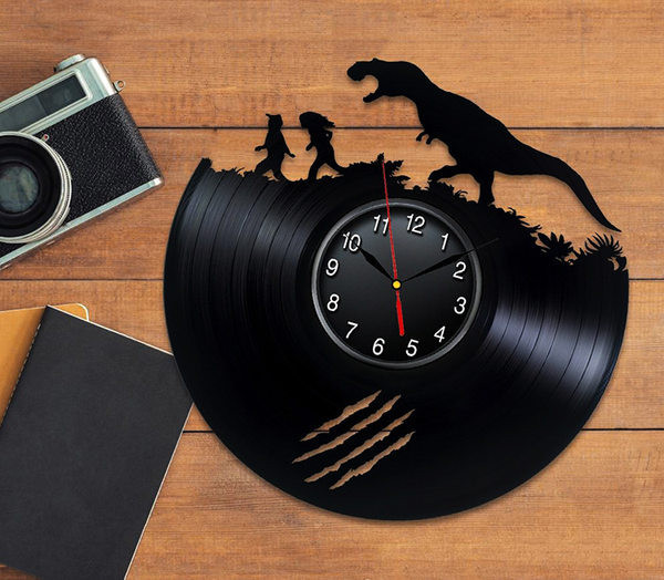 Ceas de vinil la zi pentru un perete rotund cu un dinozaur
