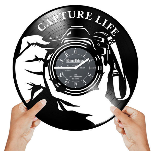 Σύγχρονο ρολόι τοίχου με επιγραφή