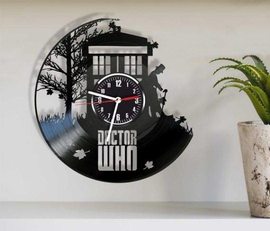 Ceas de perete rotund din vinil curent cu inscripția Doctor Who