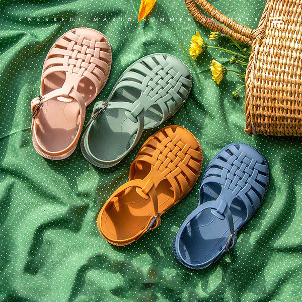 Sandale pentru copii cu cataramă - două modele pentru fete