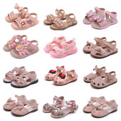 Sandale de vară pentru o fată - diferite modele