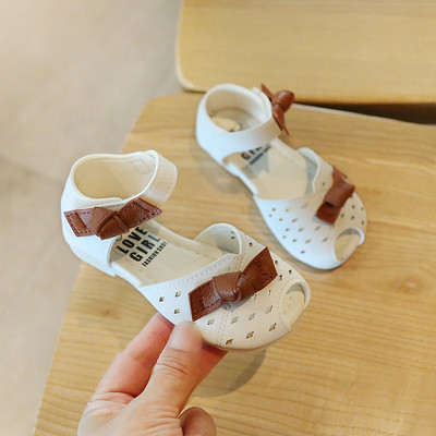 Sandale de vară pentru o fată - diferite modele