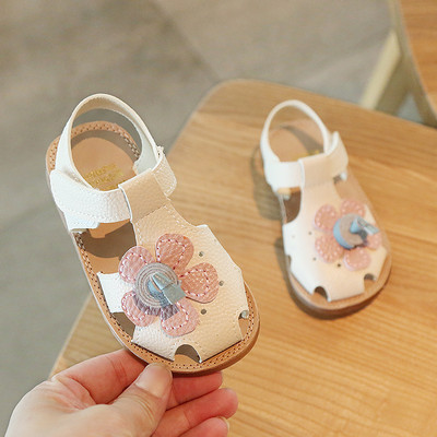 Sandale de vară pentru o fată - diferite modele