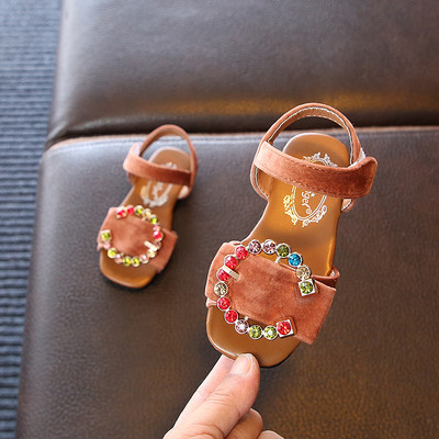 Sandale de vară pentru o fată - diferite modele