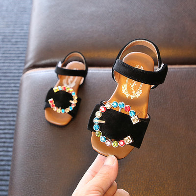 Sandale de vară pentru o fată - diferite modele