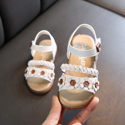 Sandale de vară pentru o fată - diferite modele