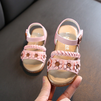 Sandale de vară pentru o fată - diferite modele