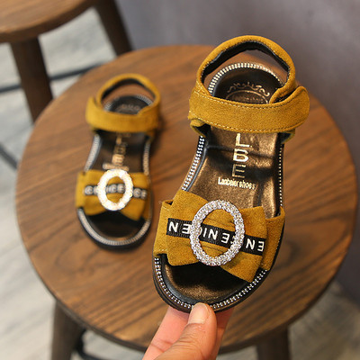 Sandale de vară pentru o fată - diferite modele