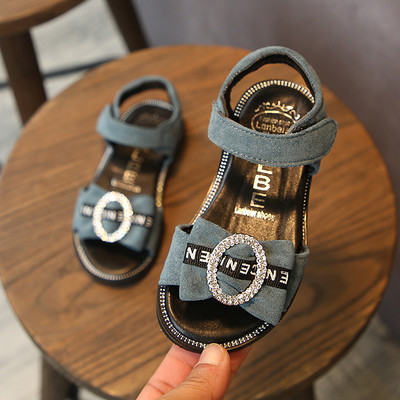 Sandale de vară pentru o fată - diferite modele