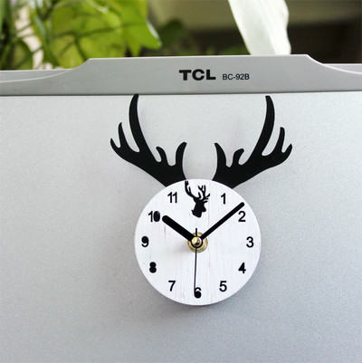 Ceas mic decorativ cu atasament magnetic cu cerb potrivit pentru frigider