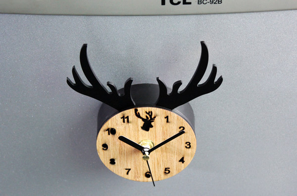 Ceas mic decorativ cu atasament magnetic cu cerb potrivit pentru frigider