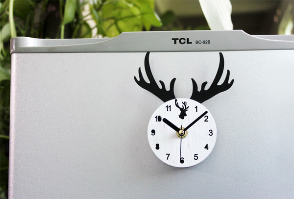 Ceas mic decorativ cu atasament magnetic cu cerb potrivit pentru frigider