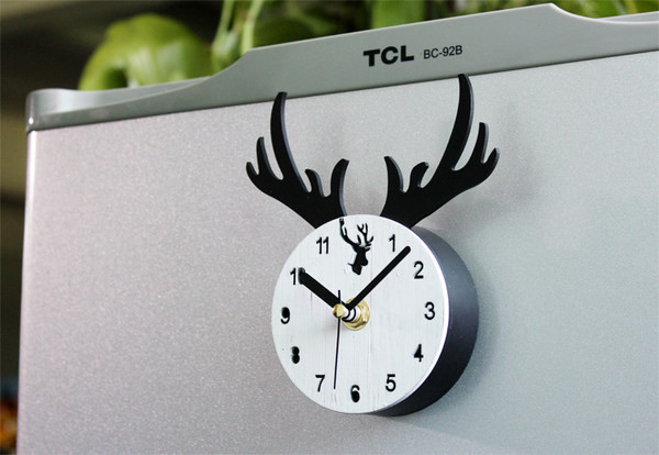 Ceas mic decorativ cu atasament magnetic cu cerb potrivit pentru frigider