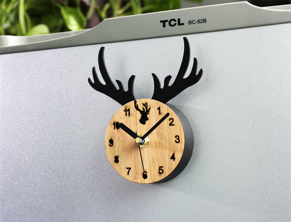 Ceas mic decorativ cu atasament magnetic cu cerb potrivit pentru frigider