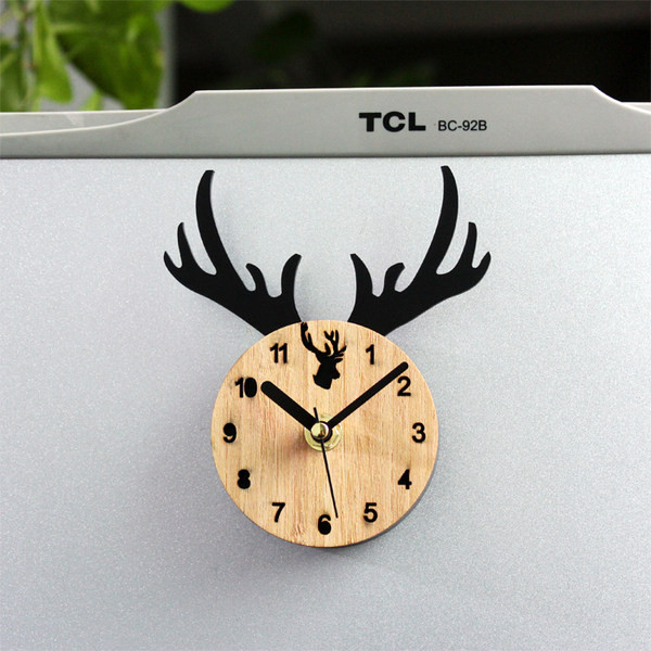 Ceas mic decorativ cu atasament magnetic cu cerb potrivit pentru frigider
