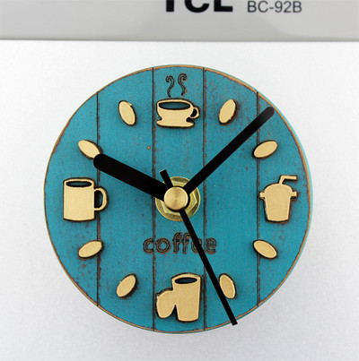 Mini ceas decorativ cu carlig magnetic si inscriptie Cafea potrivita pentru frigider