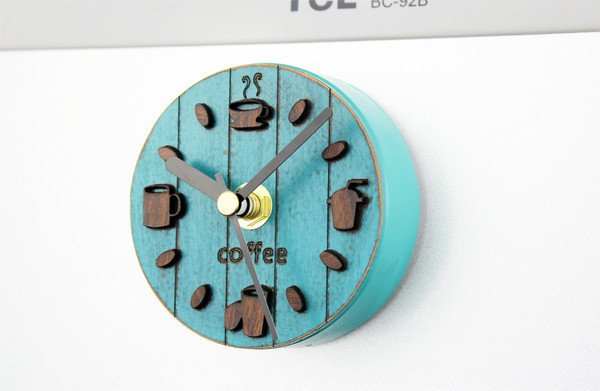 Mini ceas decorativ cu carlig magnetic si inscriptie Cafea potrivita pentru frigider