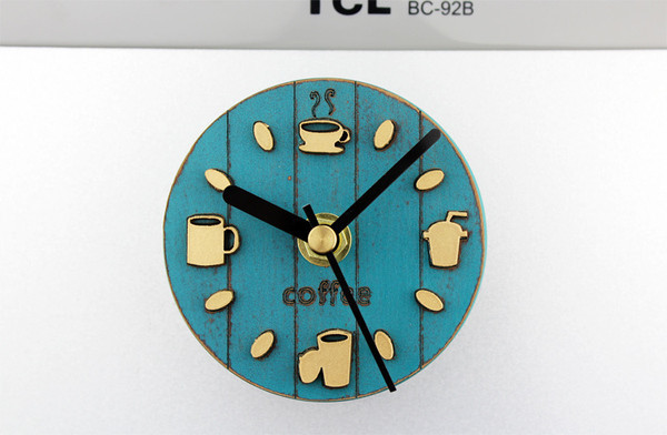 Mini ceas decorativ cu carlig magnetic si inscriptie Cafea potrivita pentru frigider