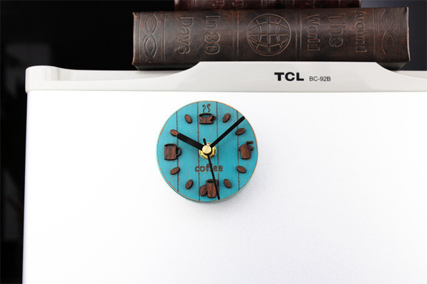 Mini ceas decorativ cu carlig magnetic si inscriptie Cafea potrivita pentru frigider