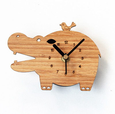 Декоративен дървен  часовник с магнитно закачане във формата на хипопотам