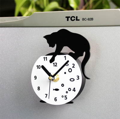 Малък декоративен часовник с магнитно закачане с котка подходящ за хладилник