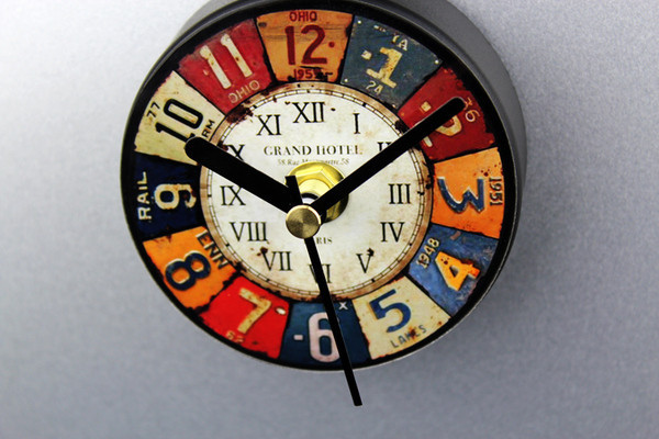 Mini ceas decorativ rotund cu carlig magnetic potrivit pentru frigider