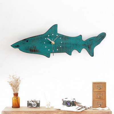 Μοντέρνο  ρολόι τοίχου σε σχήμα καρχαρία