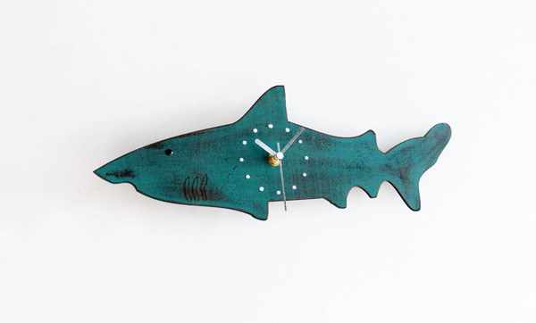 Μοντέρνο  ρολόι τοίχου σε σχήμα καρχαρία