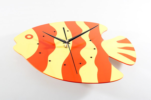 Μοντέρνο διακοσμητικό ρολόι σε σχήμα ψάρι