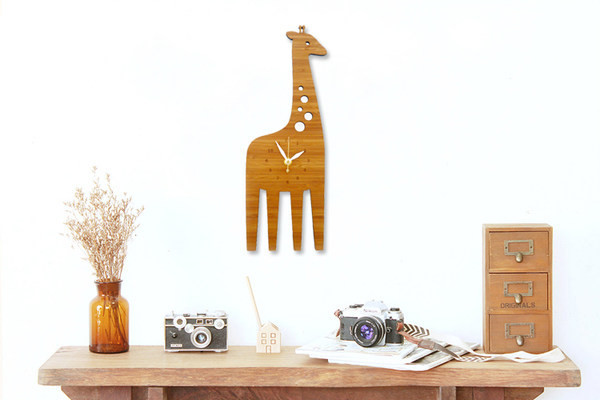 Μοντέρνο διακοσμητικό ρολόι σε σχήμα καμηλοπάρδαλης