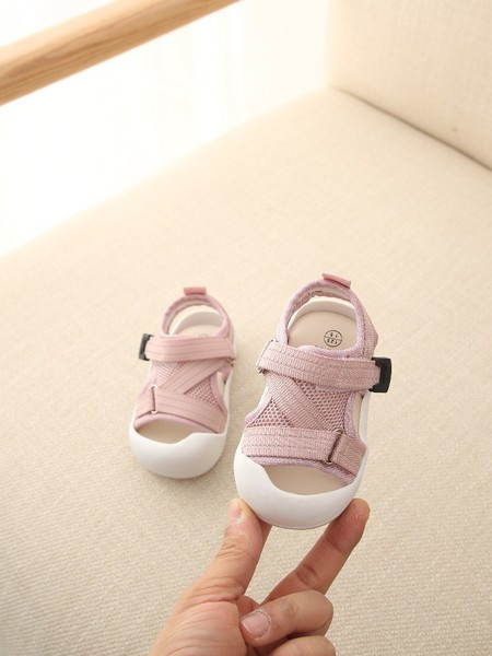 Naujo modelio vaikiškos basutės su lopais ir plokščiu padu mergaitėms