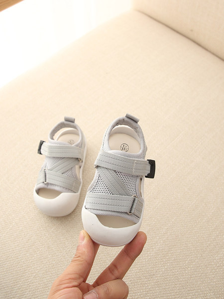 Naujo modelio vaikiškos basutės su lopais ir plokščiu padu mergaitėms