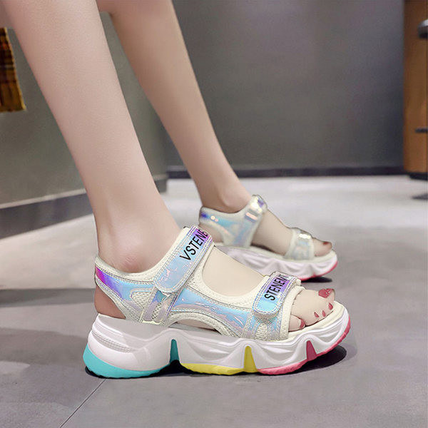 Sandale pentru copii cu talpă înaltă și inscripții