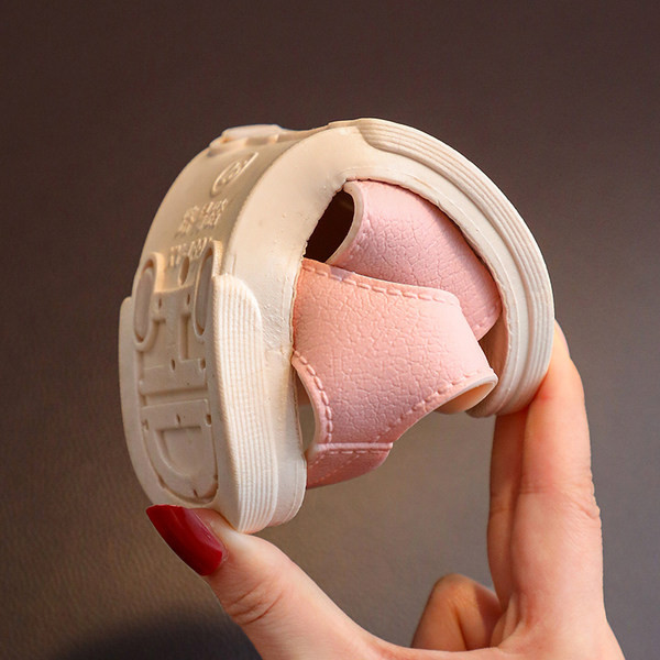 Model nou de sandale din imitatie de piele pentru copii cu element 3D cu flori