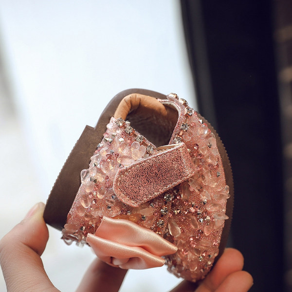 Aktualne dječje sjajne sandale sa trakom