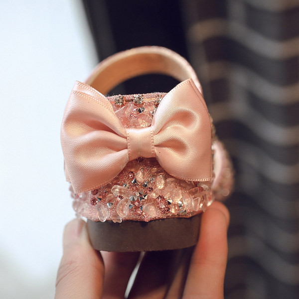 Aktualne dječje sjajne sandale sa trakom