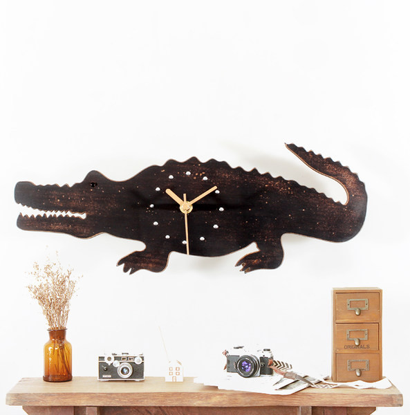 Ceas de perete în formă de crocodil