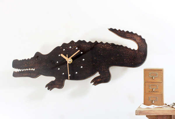 Ceas de perete în formă de crocodil