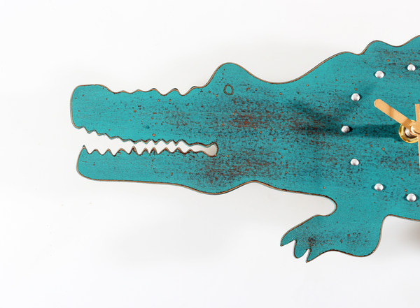 Ceas de perete în formă de crocodil